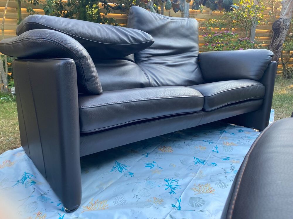 CANAPE : 2 banquettes et un pouf tr&egrave;s confortables, en cuir. Meubles