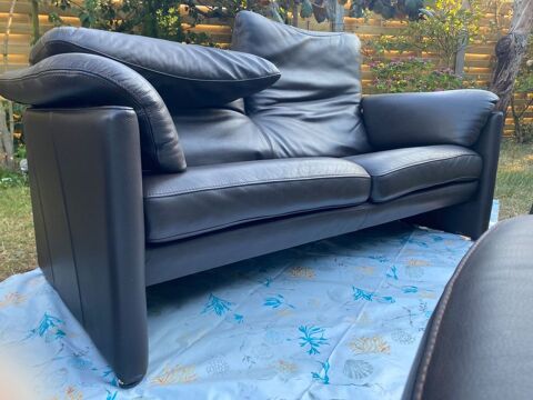 CANAPE : 2 banquettes et un pouf très confortables, en cuir. 1000 Malo Les Bains (59)
