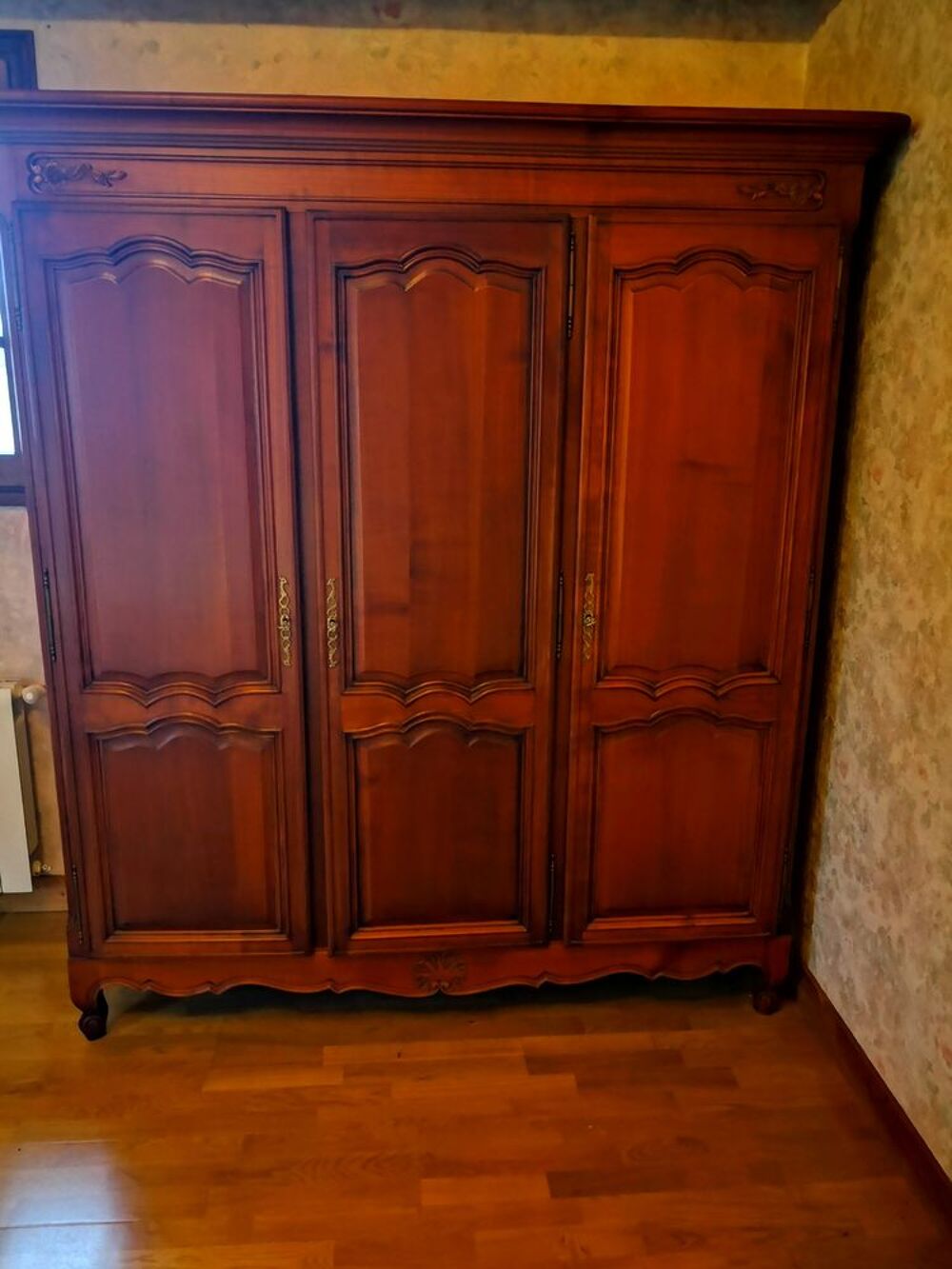 Armoire ling&egrave;re en merisier 
Meubles