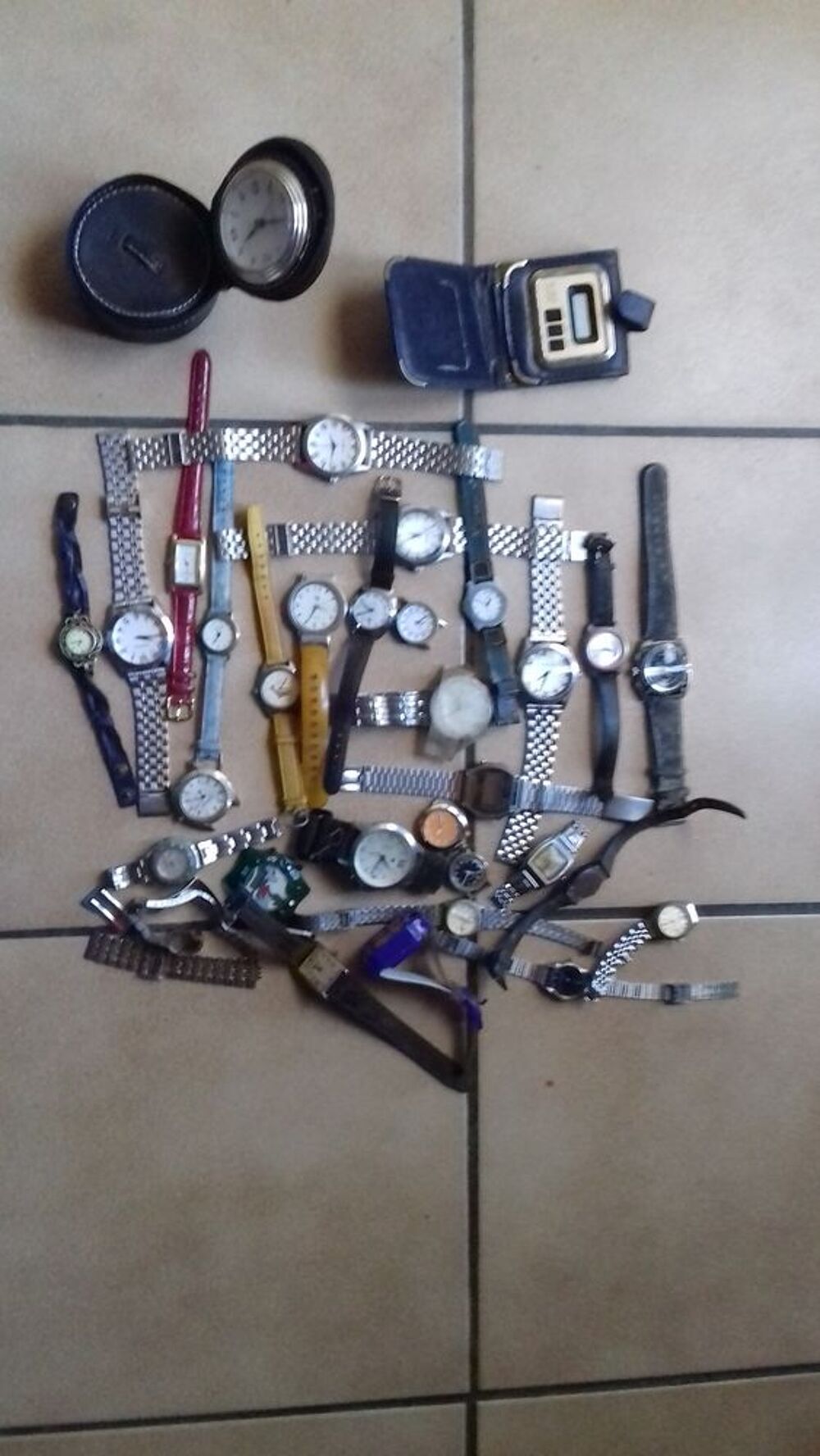 LOT de 30 MONTRES Bijoux et montres