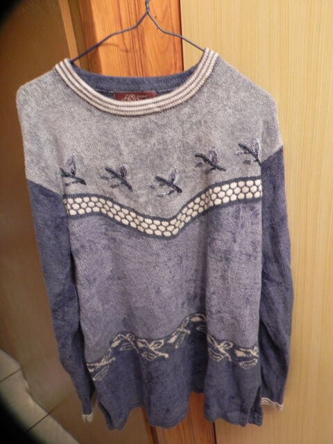 pull bleu ciel en velours, taille XL, tr�s doux. 12 Villars-les-Dombes (01)