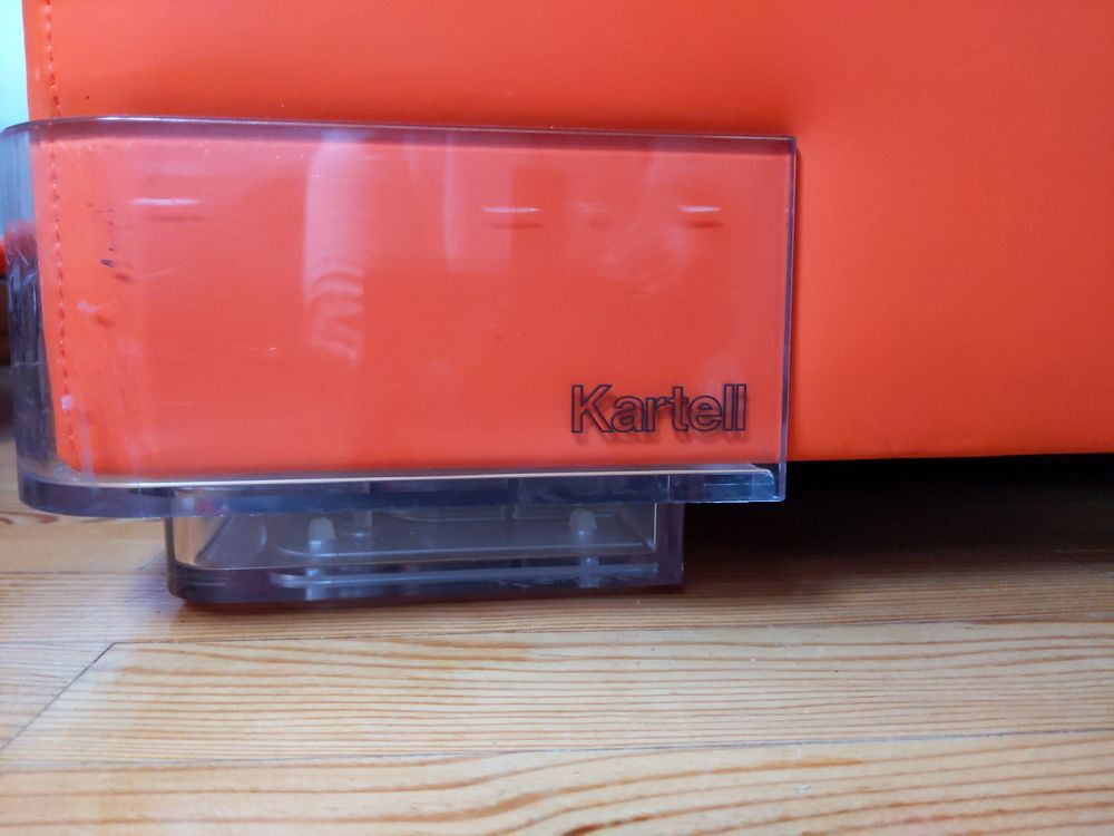 1 fauteuil KARTELL en 2 exemplaires 
Meubles