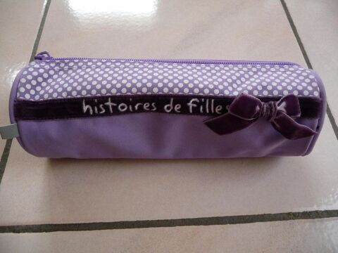 Trousse ronde parme Histoires de filles très jolie 5 Celles-sur-Belle (79)