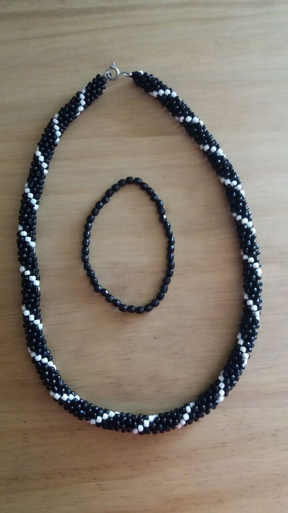 Collier en ras de cou petites perles noire et blanche Bijoux et montres