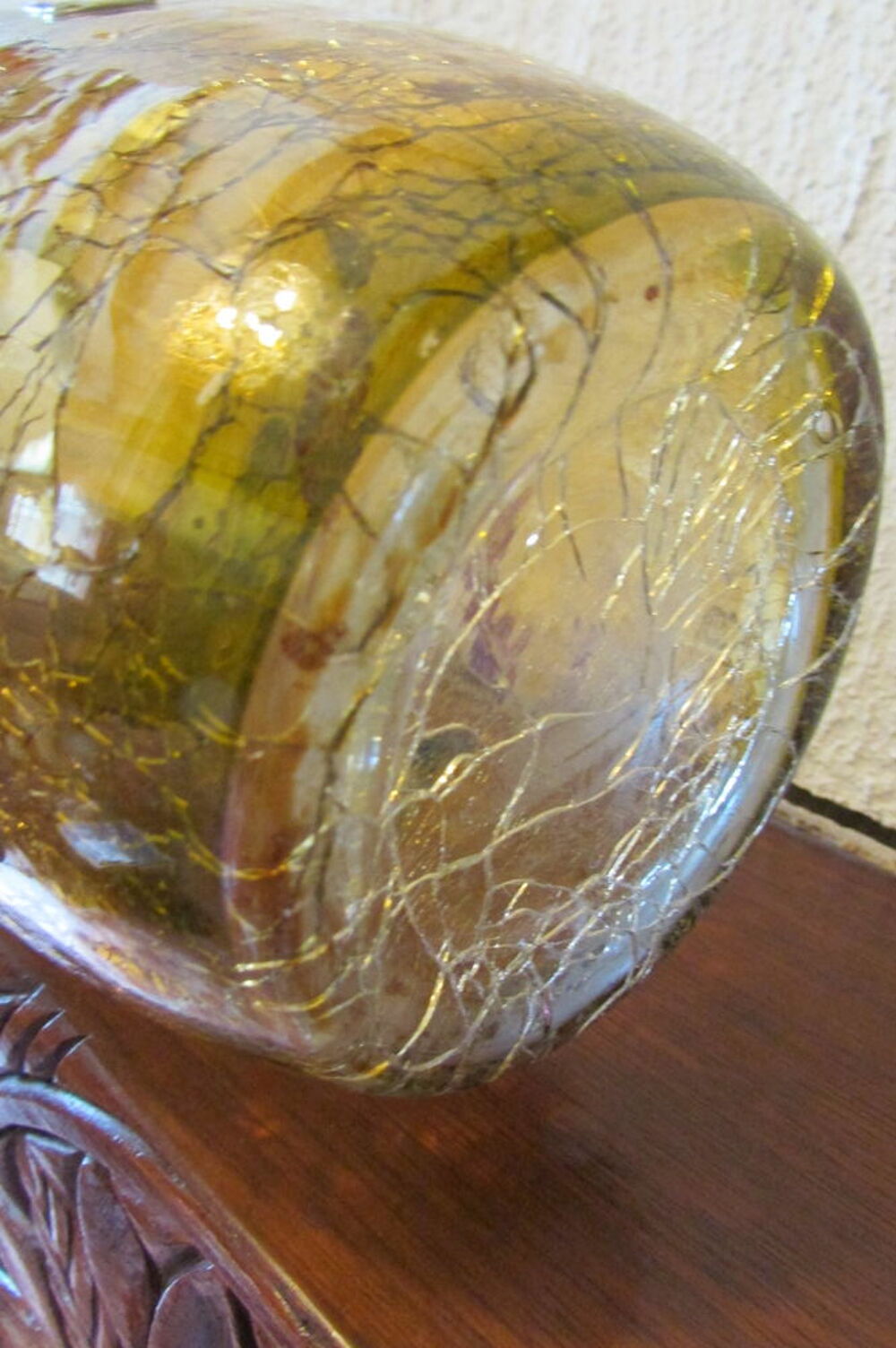 Vase en verre jaune, peinture craquel&eacute;e, motifs raisins Décoration