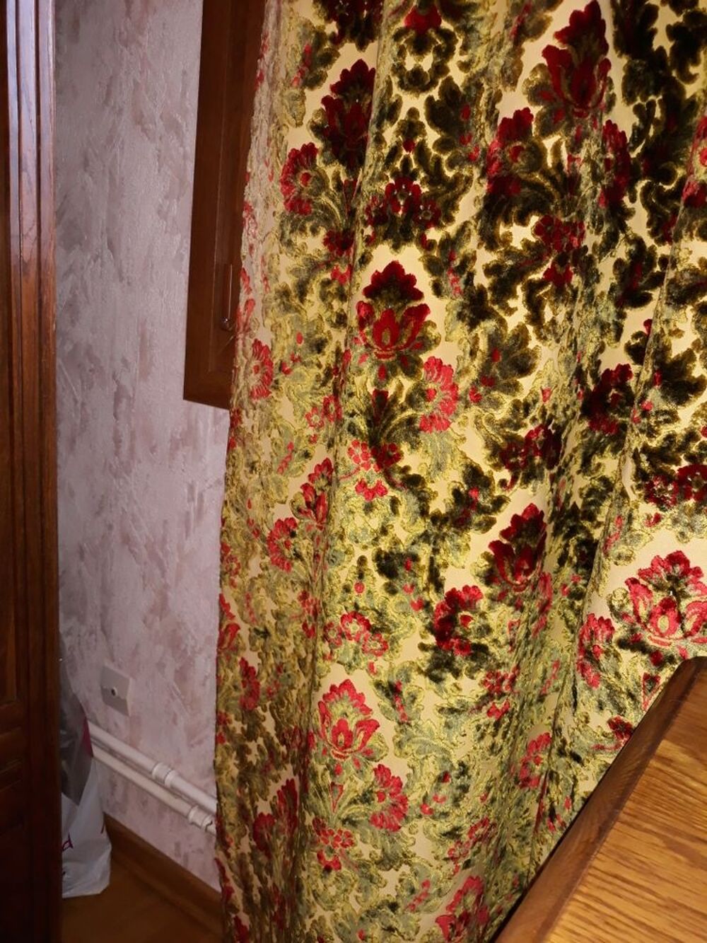 double rideaux en velours de g&ecirc;ne. Décoration