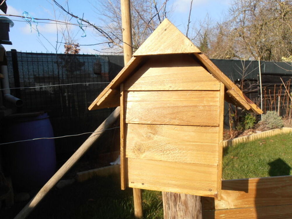Maternit&eacute; pour oiseau. Jardin