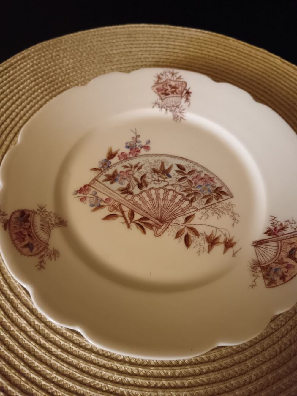 10 assiettes anciennes et une coupe sur pied en porcelaine Cuisine