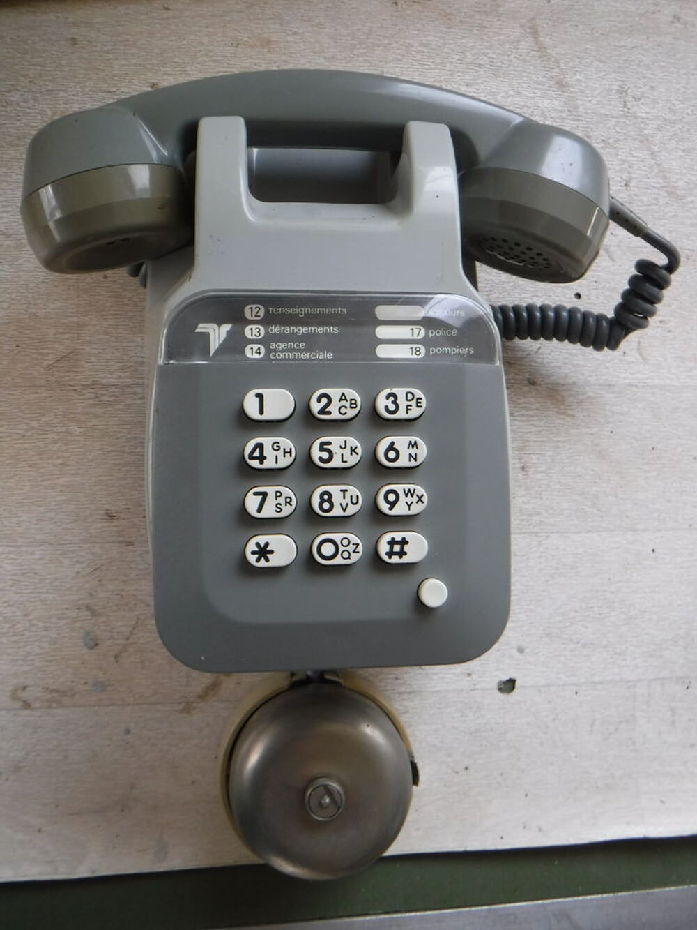 T&eacute;l&eacute;phone gris &agrave; touches mural Décoration