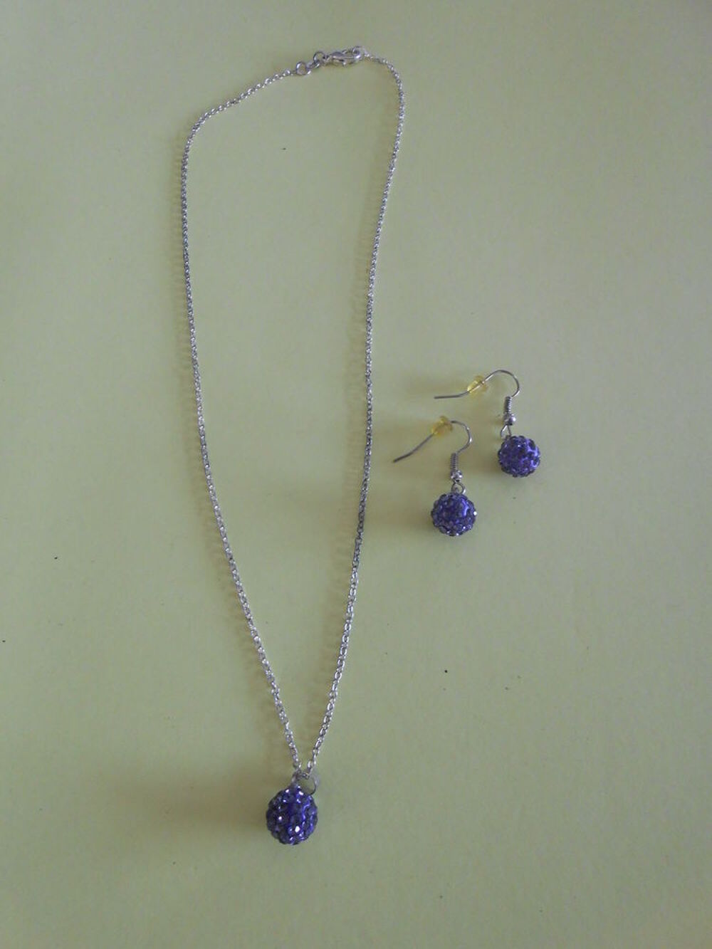 CHAINE ET PENDENTIF Bijoux et montres