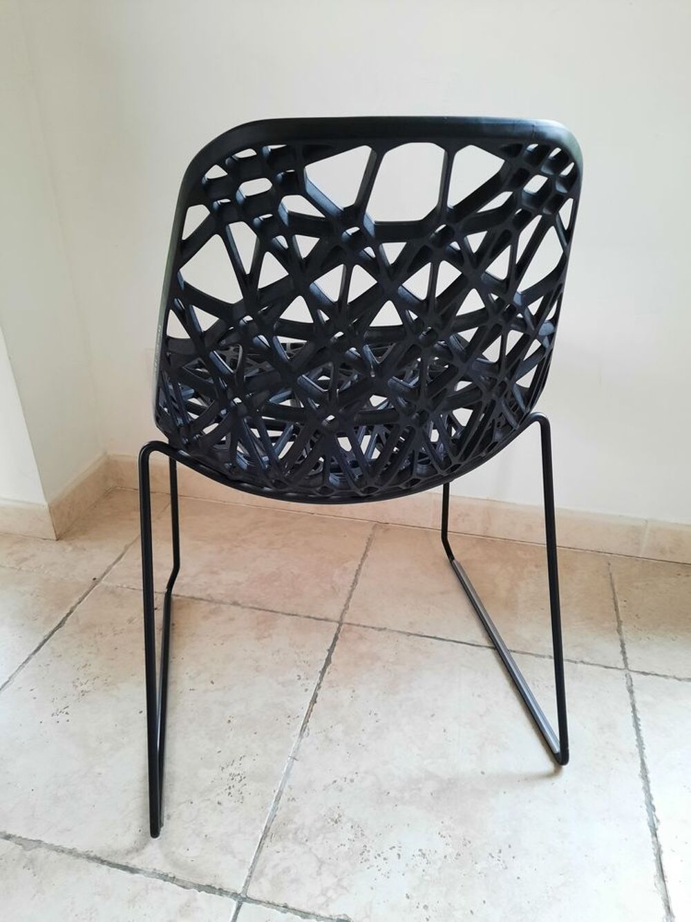 Chaise Noire HABITAT Mod&egrave;le Zach Plastique Moul&eacute; Meubles