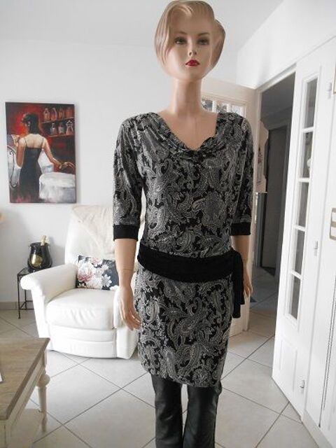 Trés jolie robe légère,de grande  marque,QUINZE heure TRENTE 25 Violaines (62)