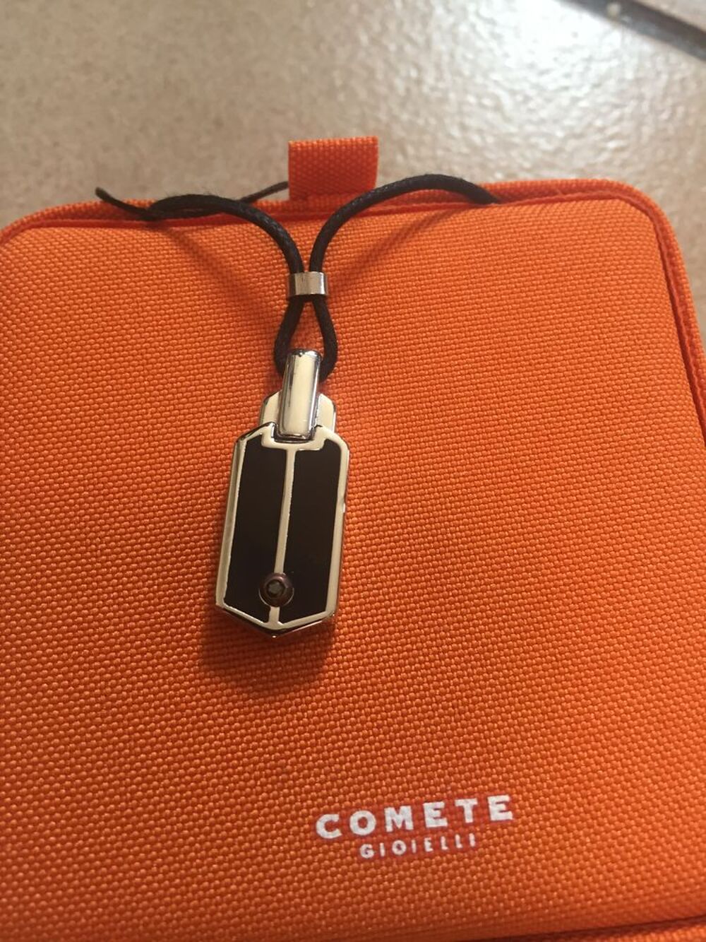 collier marque com&egrave;te UGL 282 Bijoux et montres