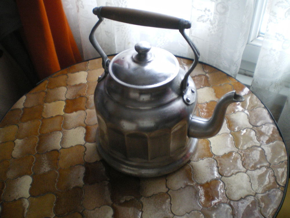 Bouilloire ancienne en aluminium. 