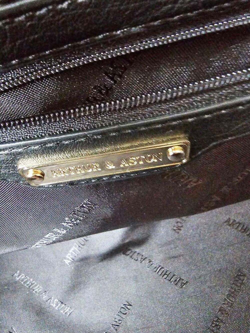 sac &agrave; main en cuir noir. Marque Arthur et Aston Neuve. Maroquinerie
