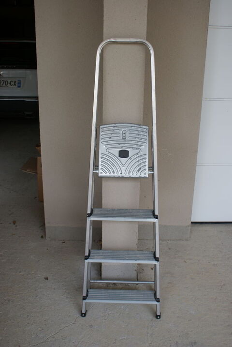 Escabeau 3 marches et plateau en bon �tat. 15 Orgeval (78)