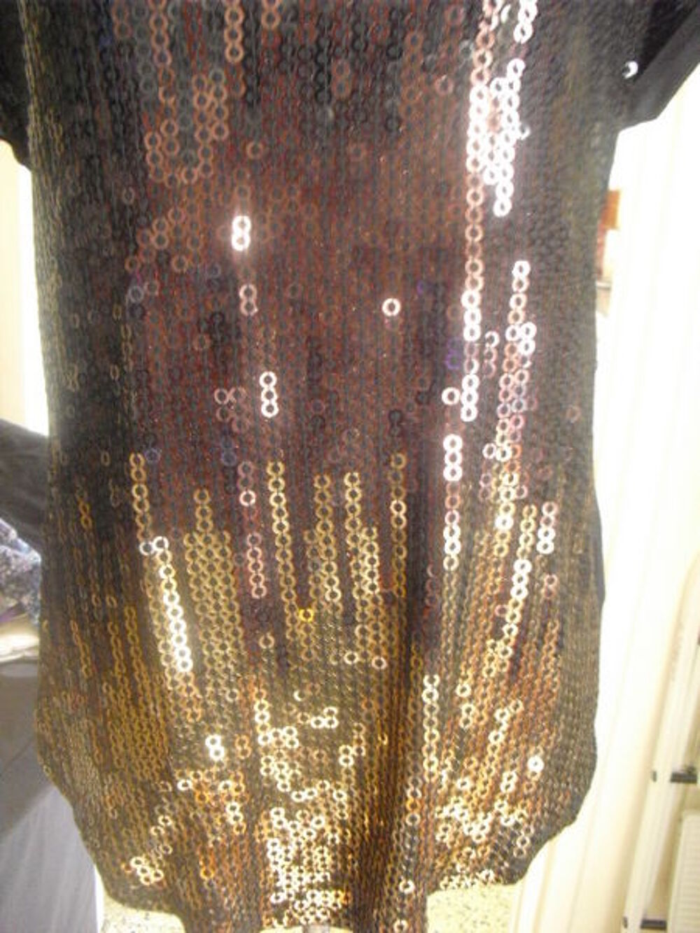 TOP SEQUINS sur tout le devant du top NEUF taille S Vêtements