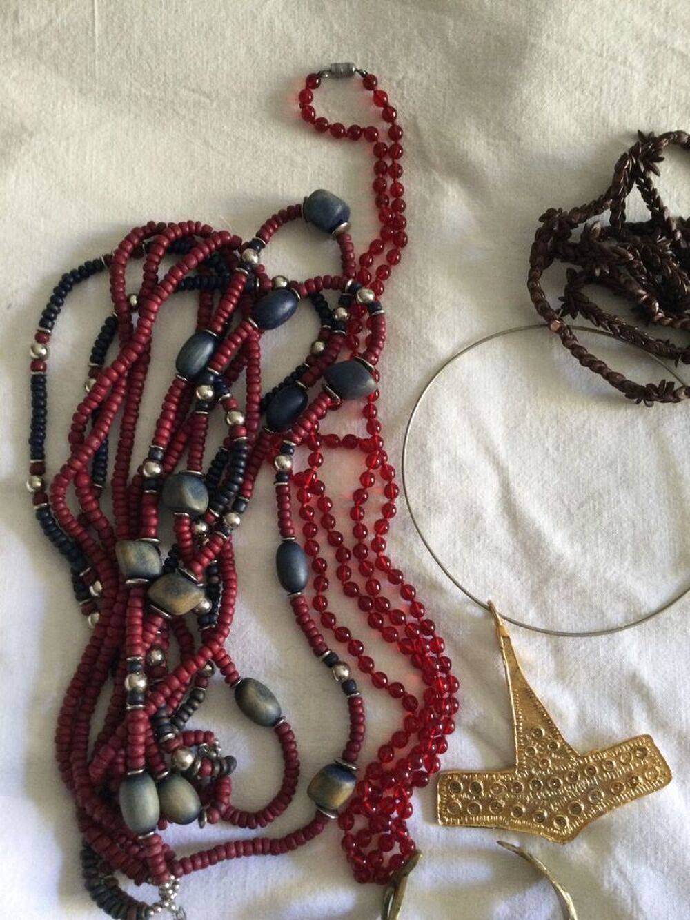 lot de divers colliers / sautoirs fantaisies Bijoux et montres