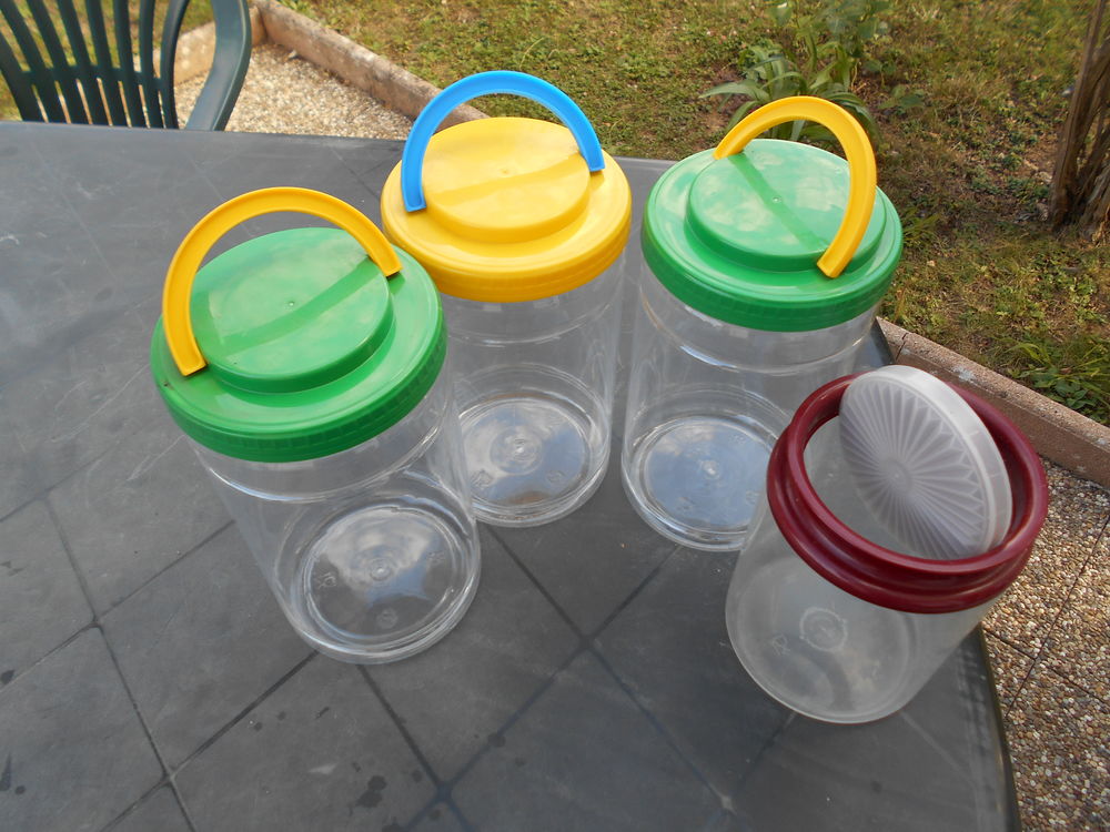 Lot de gros r&eacute;cipients cylindriques en plastique Cuisine
