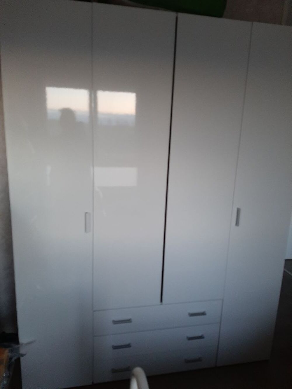 CAUSE D&Eacute;M&Eacute;NAGEMENT 
armoire, blanc laqu&eacute; avec penderie, 3 tiroirs, 2 portes avec &eacute;tag&egrave;res. Meubles