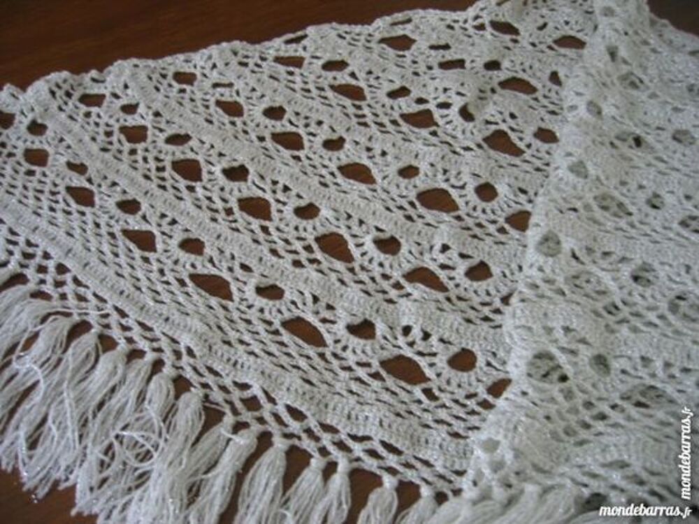 Ch&acirc;le au crochet Vêtements