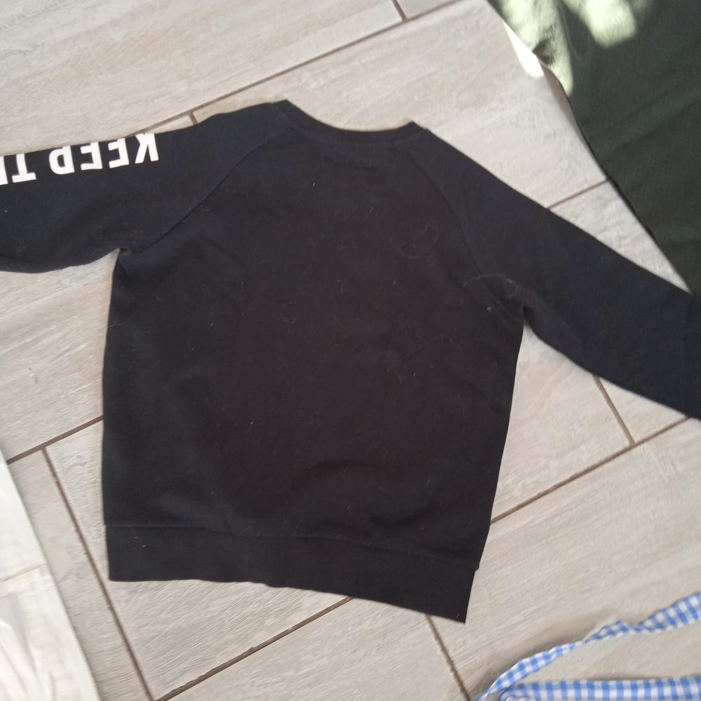Sweat noir Taille S marque jennyfer imprim&eacute; sur la manche Vêtements