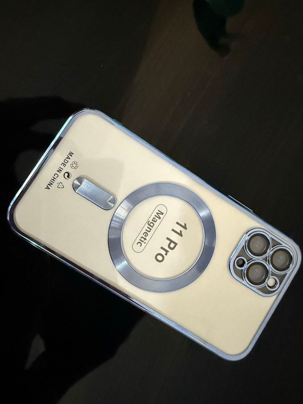 coque iPhone + verre tremp&eacute; offert Téléphones et tablettes