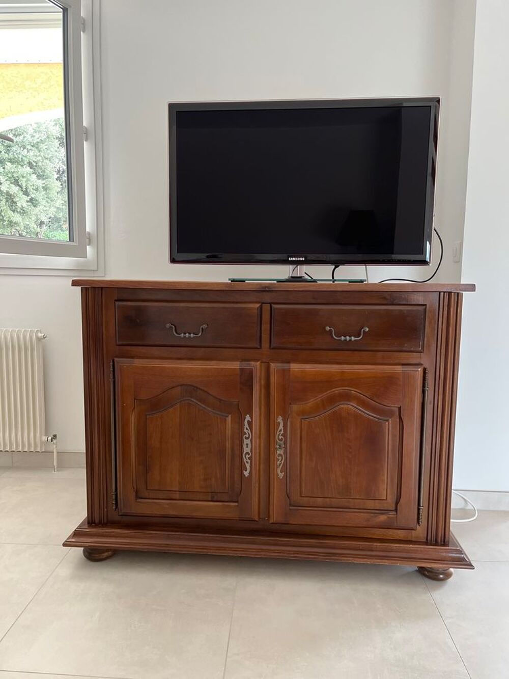 Buffet en noyer massif. Meubles