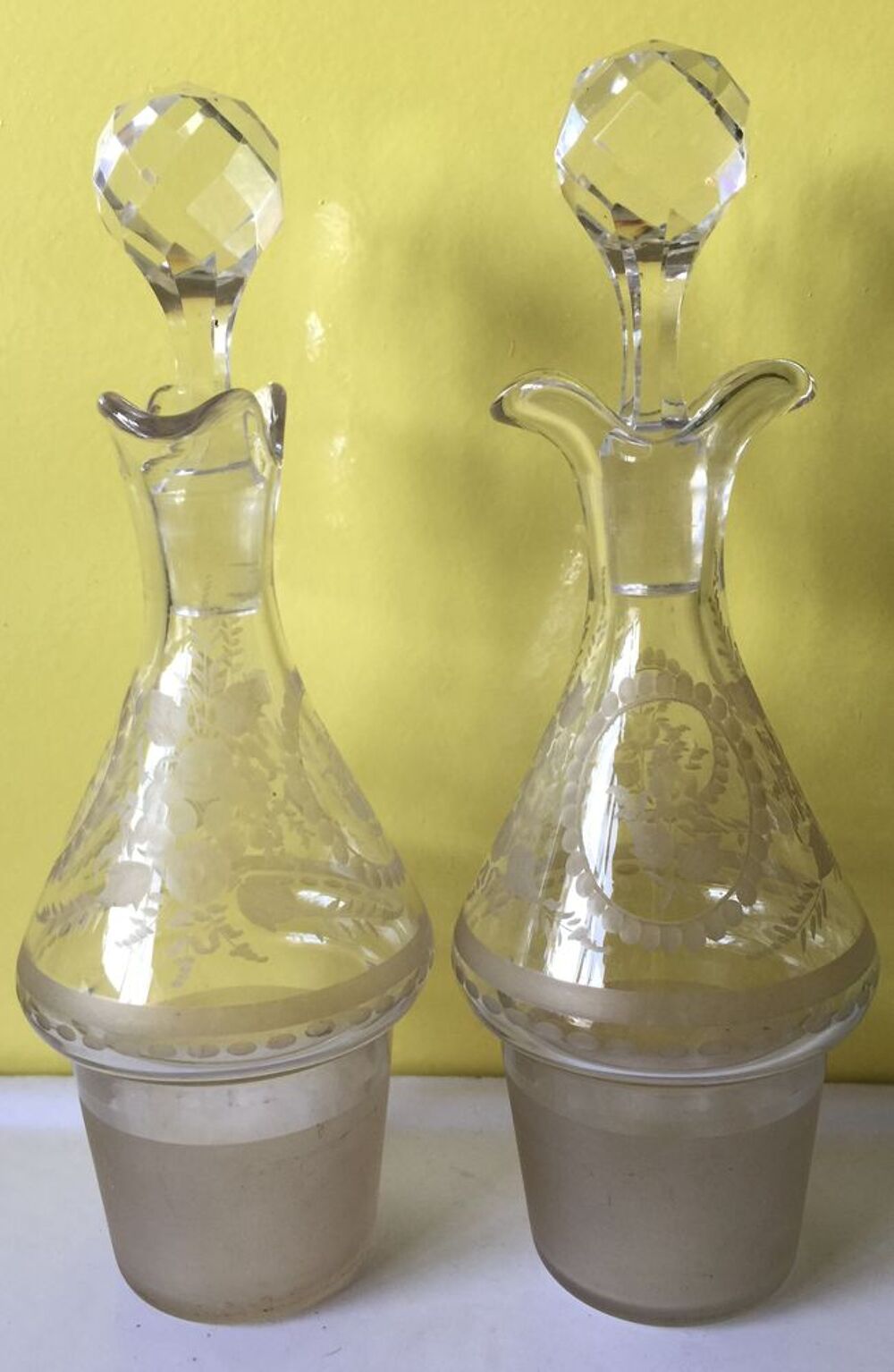 Paire de flacons anciens grav&eacute;s &agrave; la roue 
huillier Cuisine