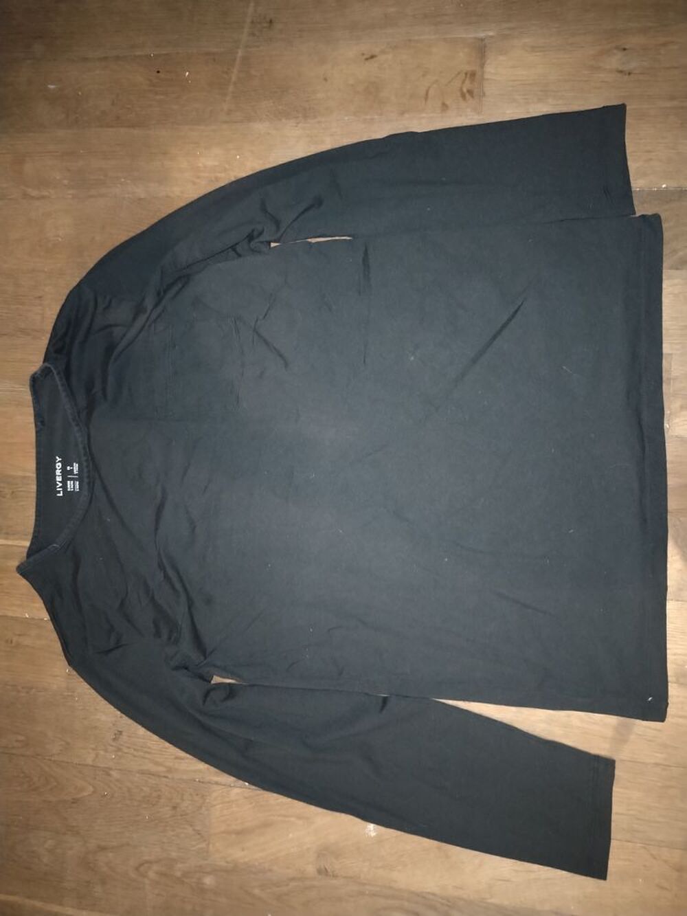 T-shirt manches longues (Taille S)
Vêtements