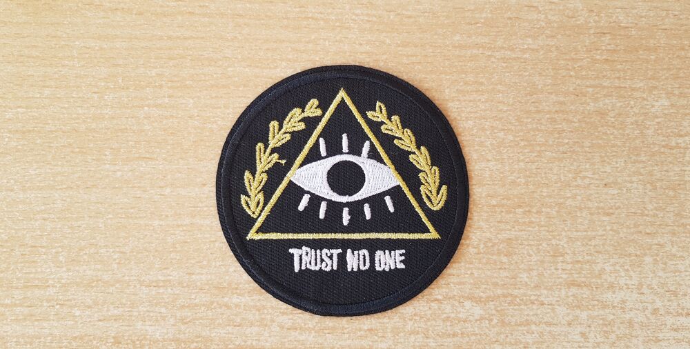 &eacute;cusson patch brod&eacute; trust no one ?il pyramide lauriers 