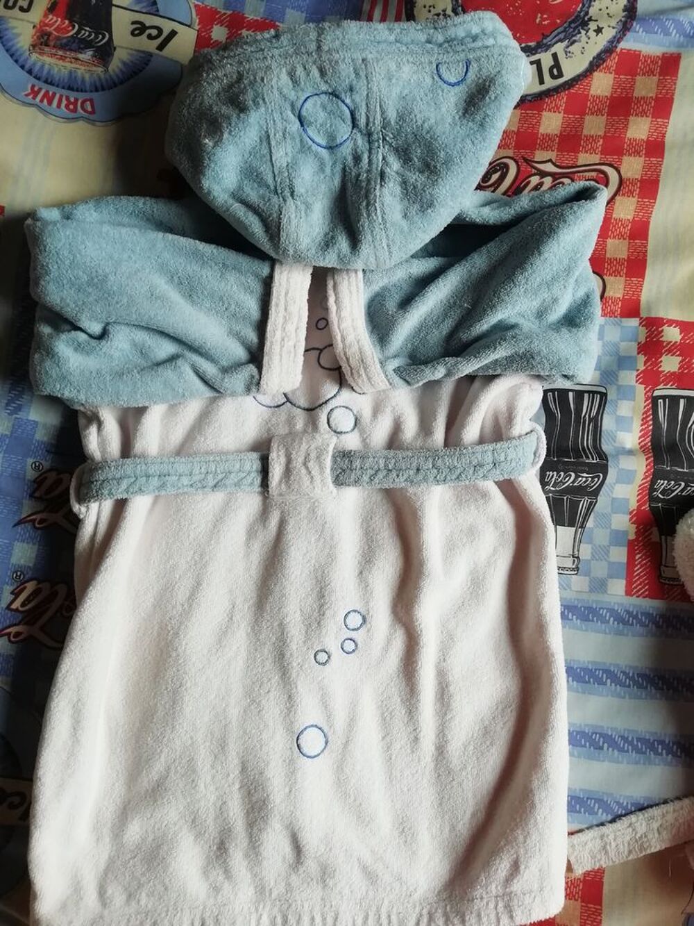 peignoir gar&ccedil;on 3 ans blanc bleu ciel
3 ans tr&egrave;s bon &eacute;tat
Vtements enfants