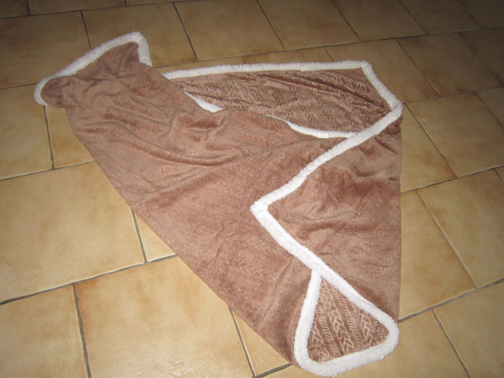 Un plaid effet Sherpa Vêtements
