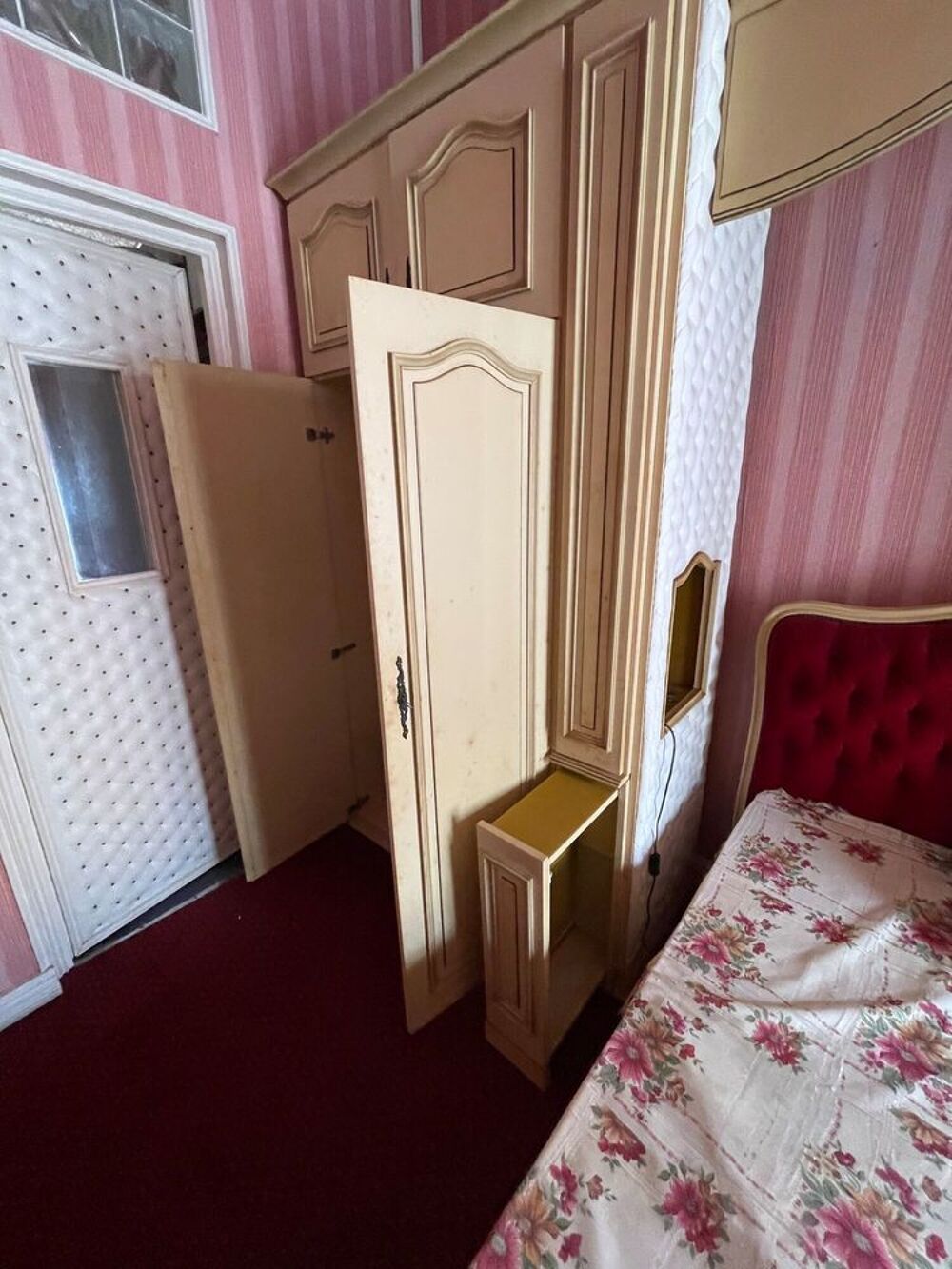 Chambre compl&egrave;te style Louis XV ? lit capitonn&eacute; et placards Meubles