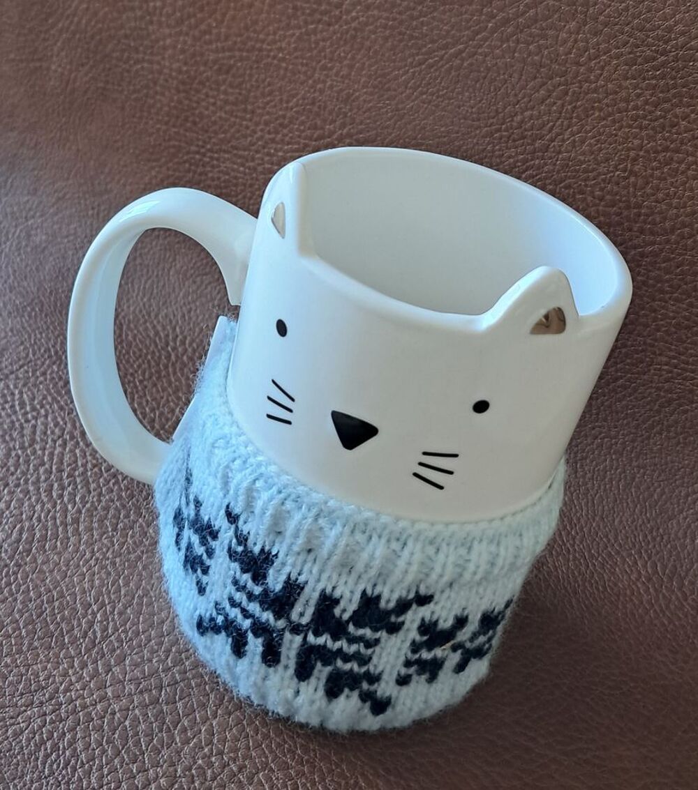 tasse mug en c&eacute;ramique en forme de chat avec pull en laine 