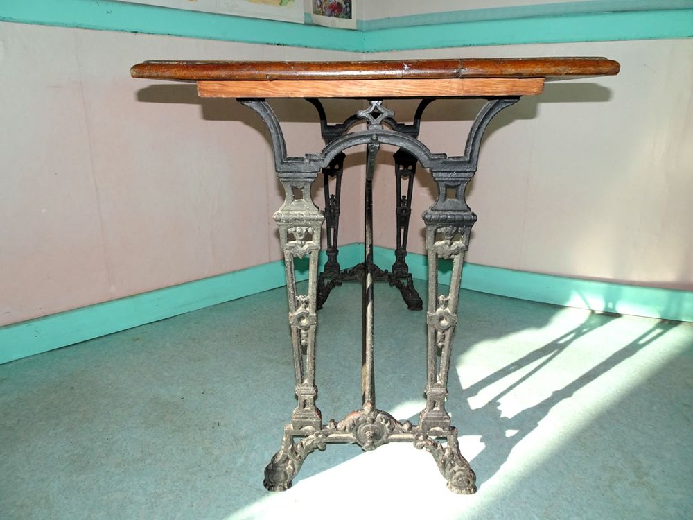 Table de bar bistrot en fonte et bois Meubles