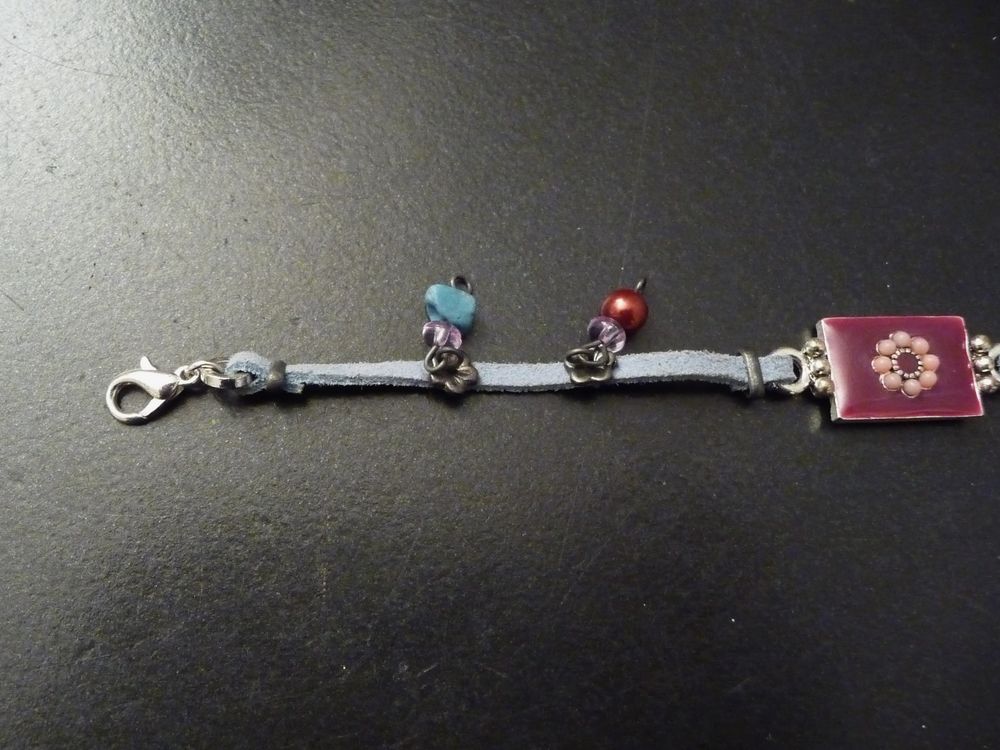 Bracelet en Daim Bleu Ciel et en M&eacute;tal Argent&eacute;- Neuf Bijoux et montres