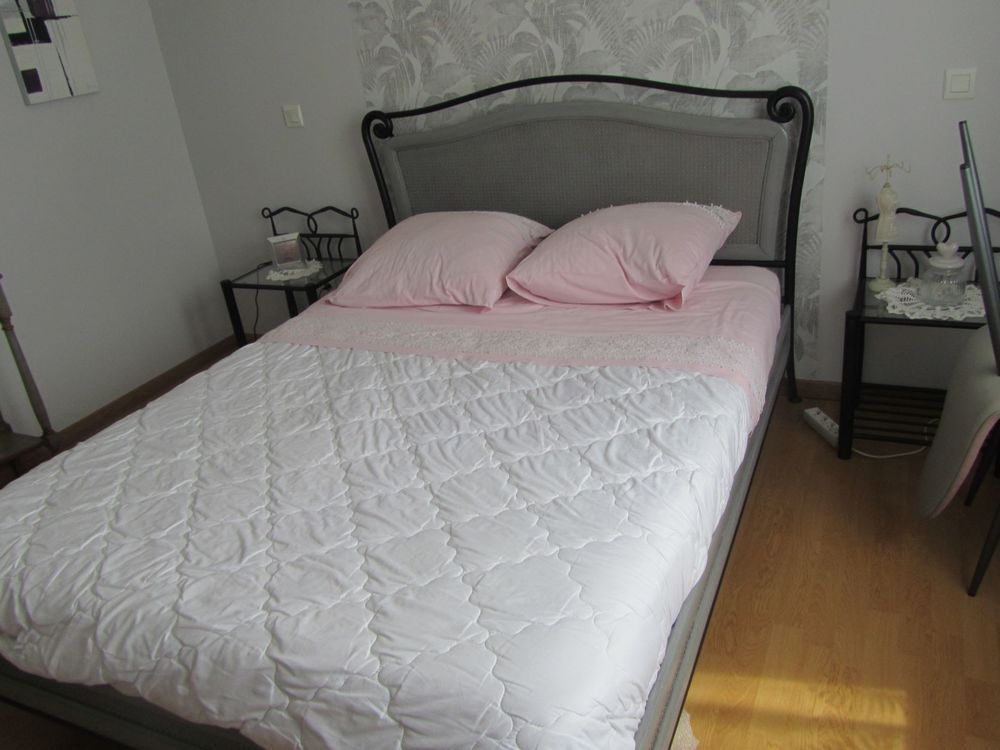 CADRE DE LIT 140 X 190 + SOMMIER A LATTES + 2 CHEVETS Meubles