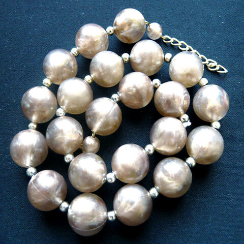 Collier de perles beiges-s�pia en r�sine color�es - Vintage 11 Gravelines (59)