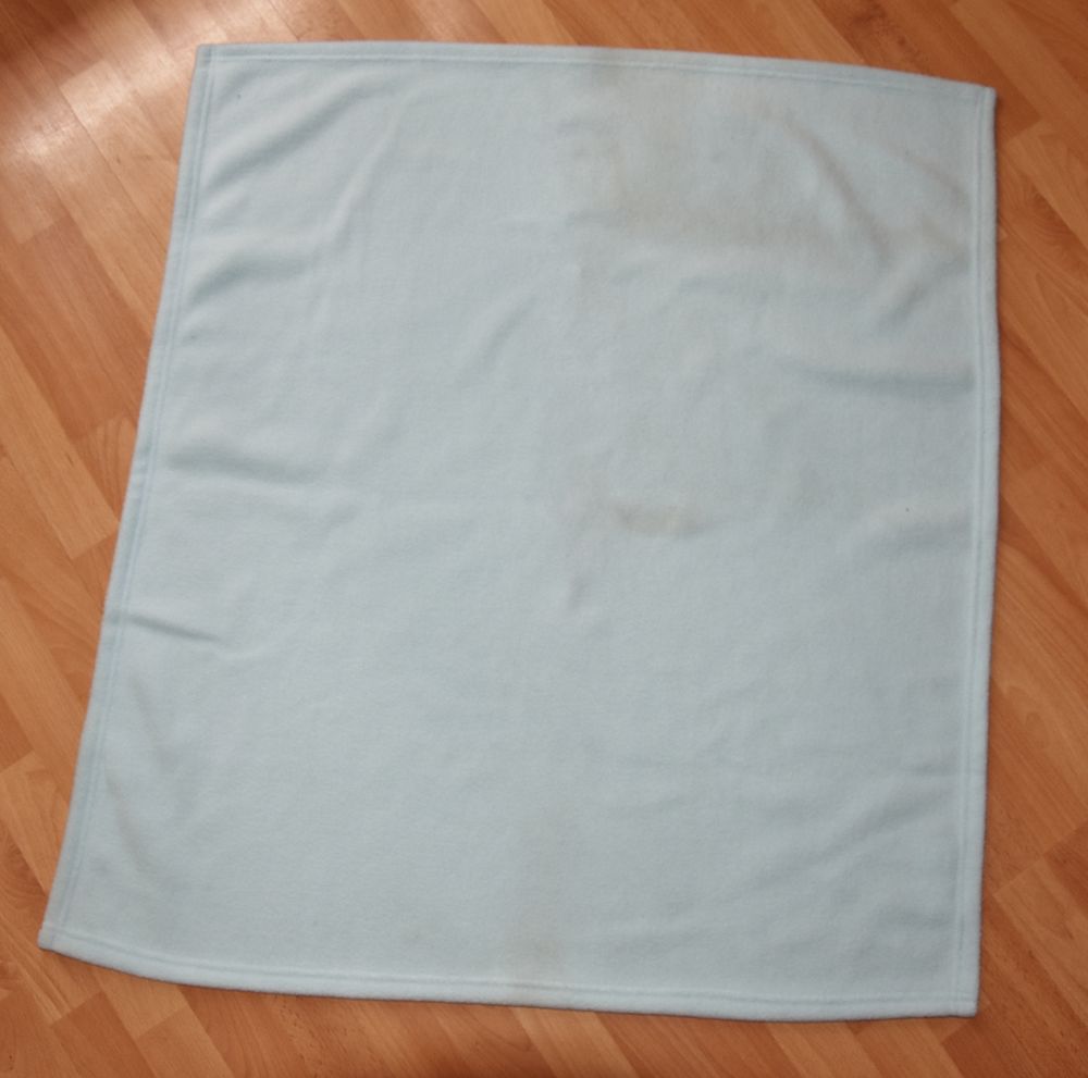 70x80cm. Petite couverture b&eacute;b&eacute; polaire bleu.Tr&egrave;s bon &eacute;tat. Pu�riculture