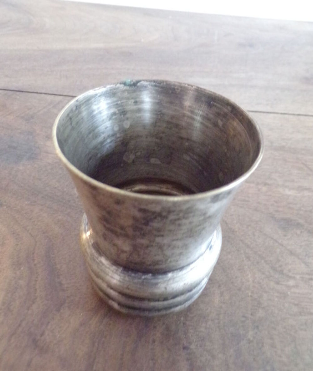 Gobelet en argent poin&ccedil;onn&eacute; avec base cannel&eacute;e Décoration