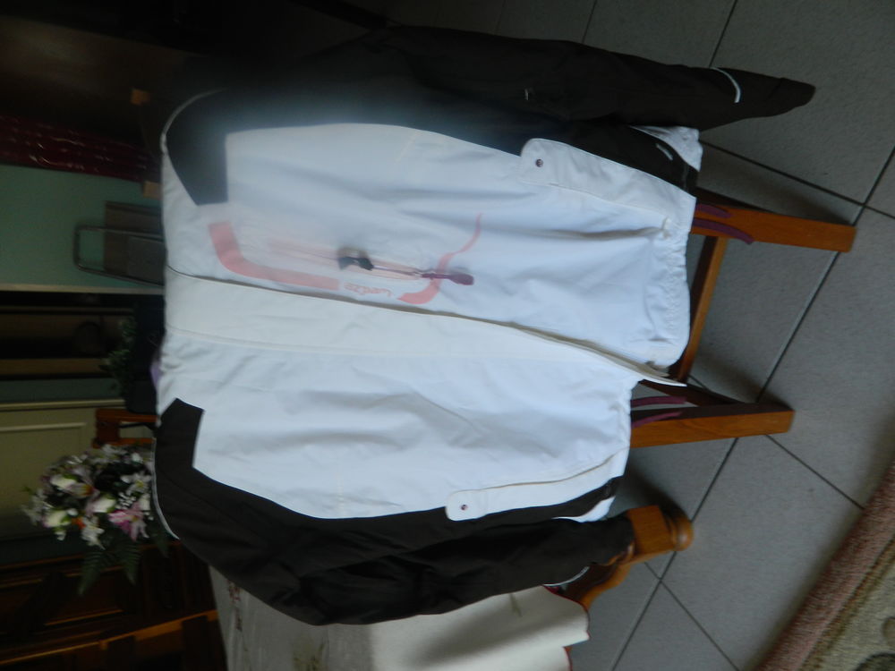 veste de ski ext&egrave;rieur noir et blanc fleuri a l'int&egrave;rieur Vêtements