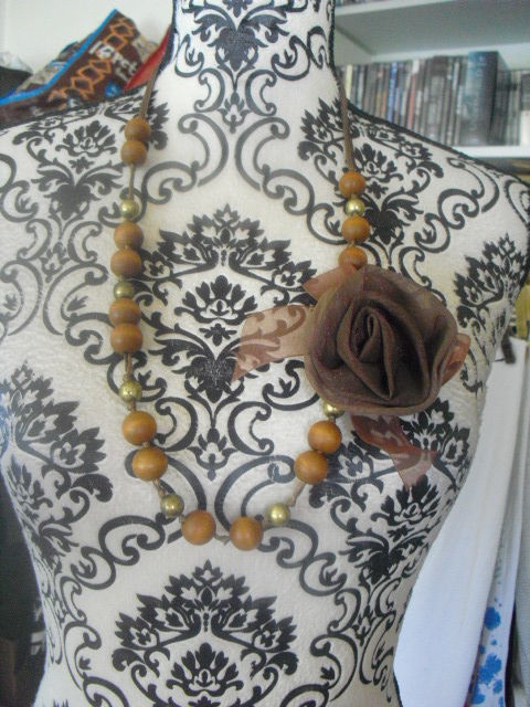 COLLIER perle en bois et perles dorées opaque et rose tissus 4 Lyon 5 (69)