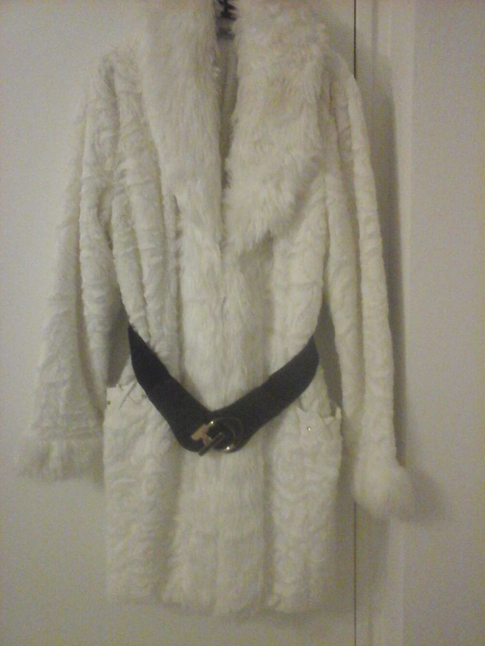 Manteau femme de couleur blanche jamais port&eacute;.
Vêtements