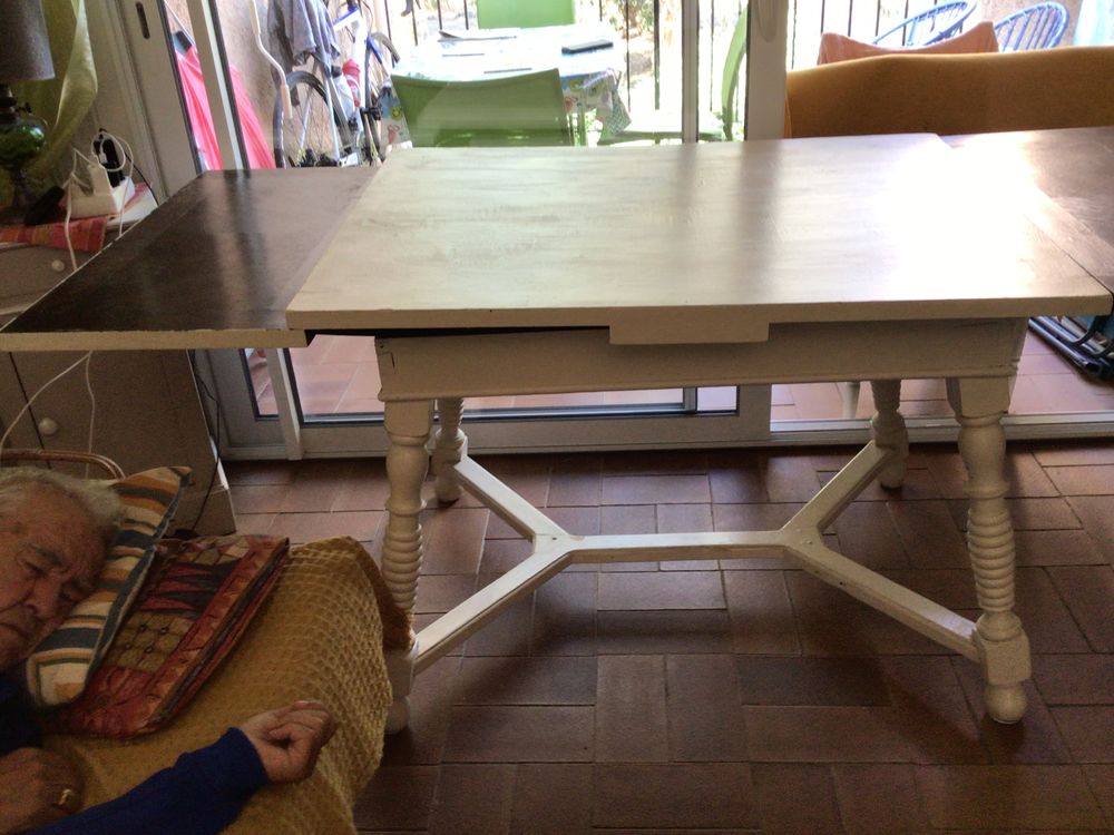 Table bois (peut- &ecirc;tre ch&acirc;taignier), avec 2 rallonges Meubles