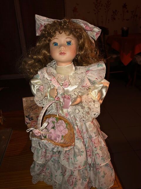 Poupe en porcelaine, sur son socle 20 Bergerac (24)