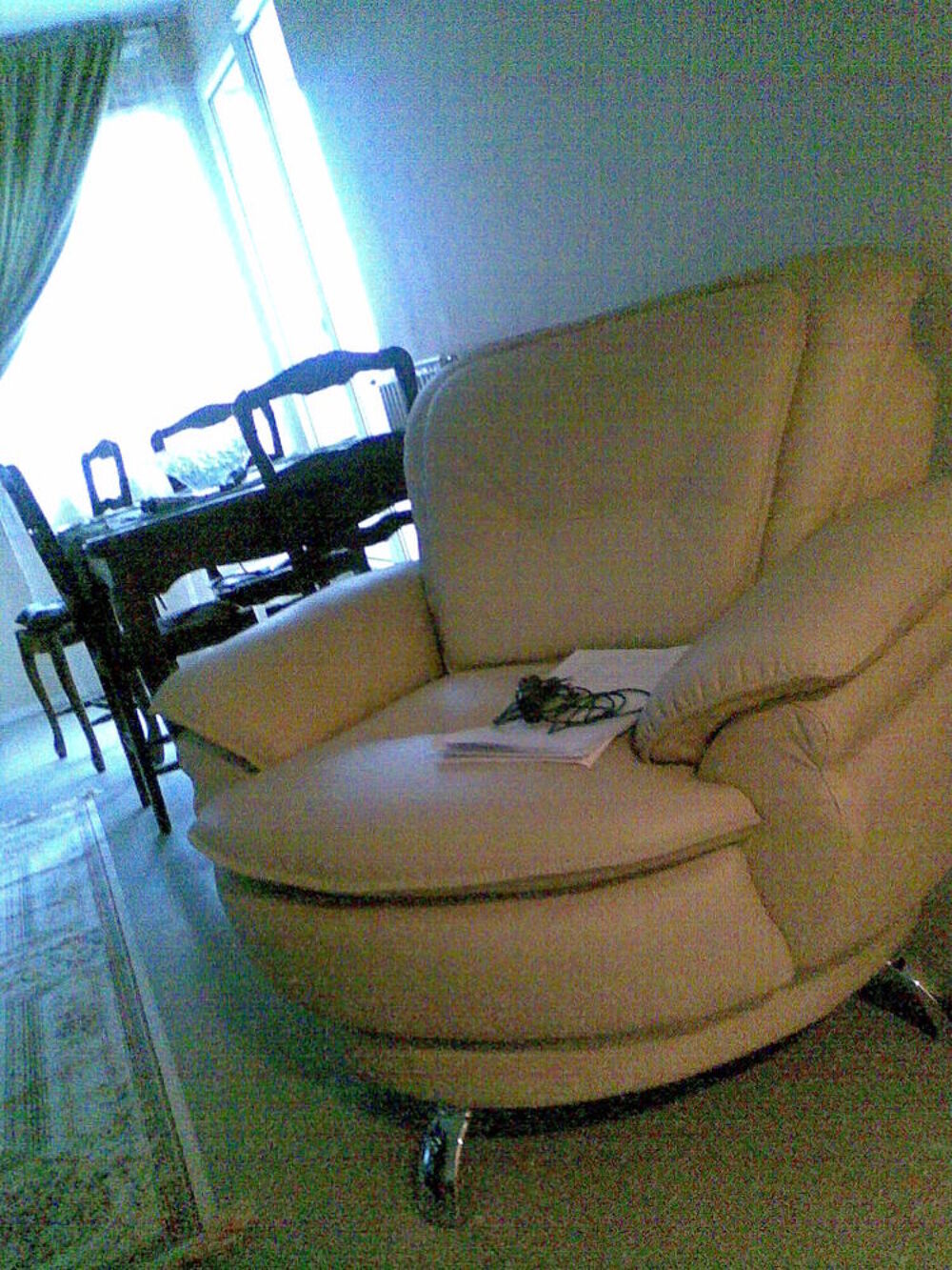 Living cuir design avec c&ocirc;t&eacute;s tournants Meubles