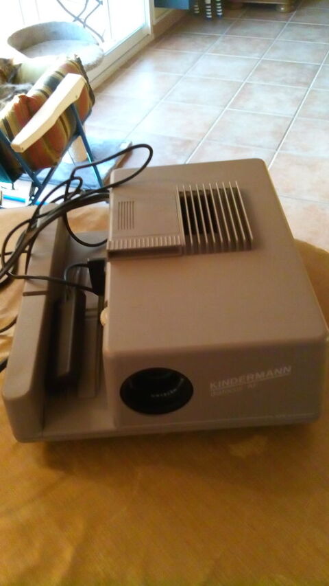 Projecteur diapositives Kindermann 0 Saint-Mitre-les-Remparts (13)