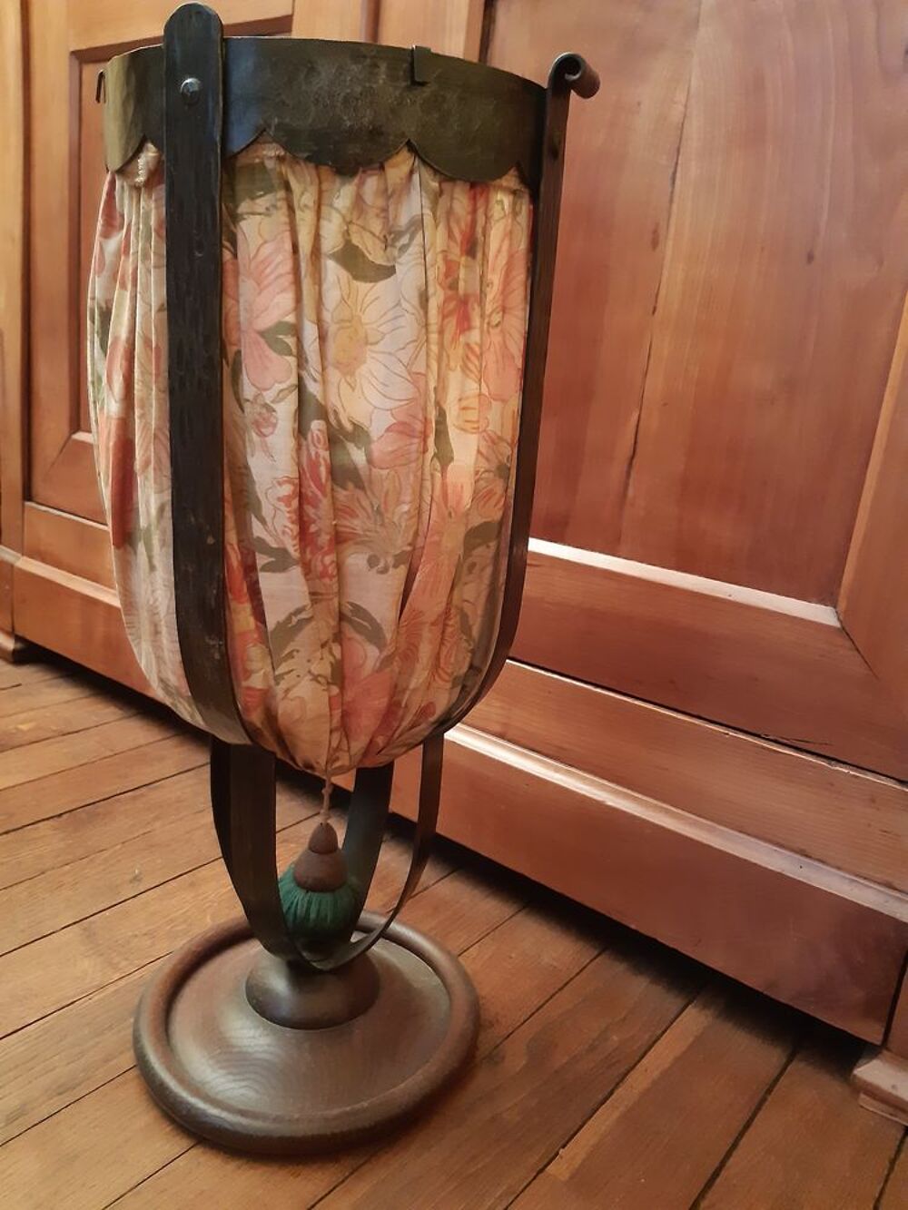 Travailleuse vintage en fer forg&eacute; et bois 