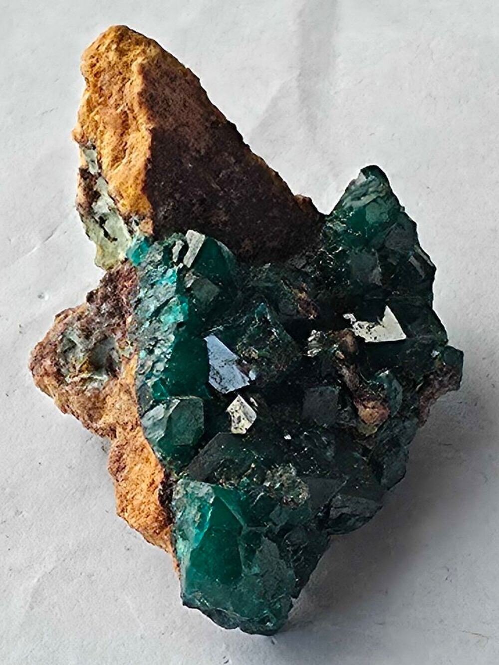Sp&eacute;cimen Dioptase brute naturelle-Cristaux vert &eacute;meraude 